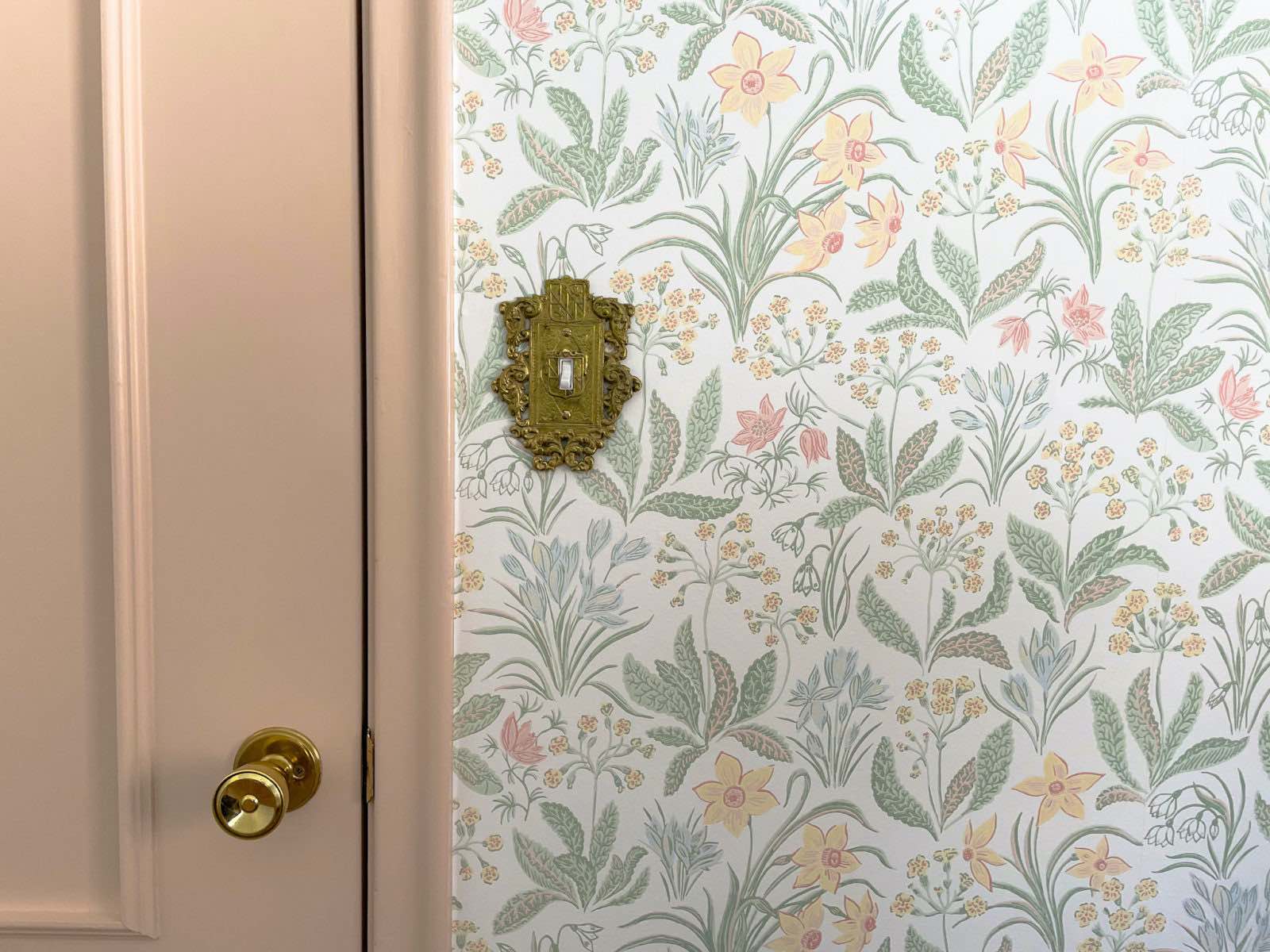 Sandberg Huset i Solen Spring Green wallpaper and Setting Plaster by Farrow & Ball paint. 